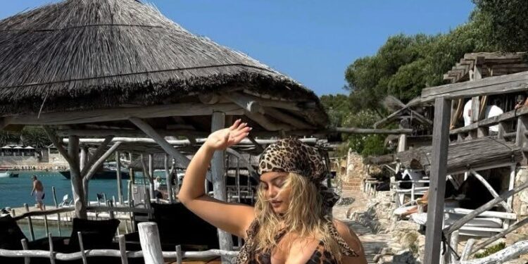 Bebe Rexha provokon ndjekësit me poza provokuese në bikini