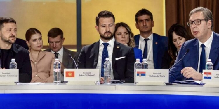 Vuçiq përsëri bën numra, shkon në Ukrainë por e mban mirë me Rusinë