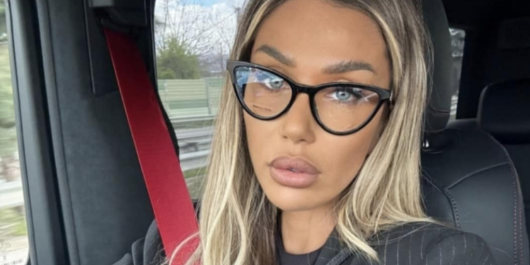 Adelina publikon foto provokuese, ‘harron’ të vesh brendshme