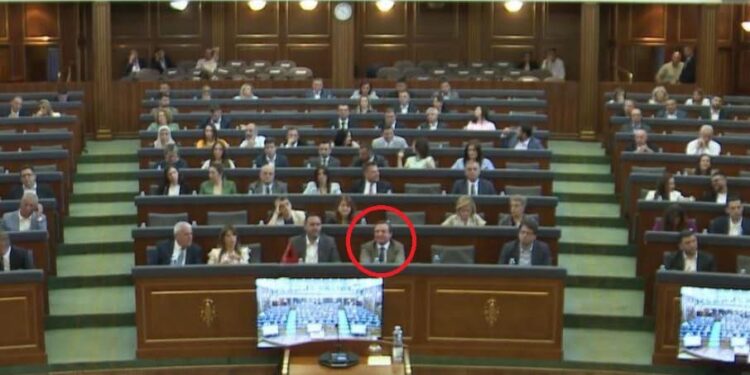 Pamje: Votimi dështon, Kurti ‘zgërdhihet’ në Kuvend