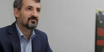 Miftaraj ironizon VV-në: Deputetë për disa minuta, ministra gjithë ditën – sfilata e 34-të në Kuvend