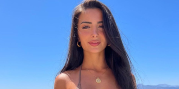 Alba Vukaj shkëlqen në fotot e fundit, ekspozon pak gjoksin