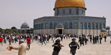 Izraeli ndalon hyrjen e mijëra palestinezëve ta falin namazin e xhumasë