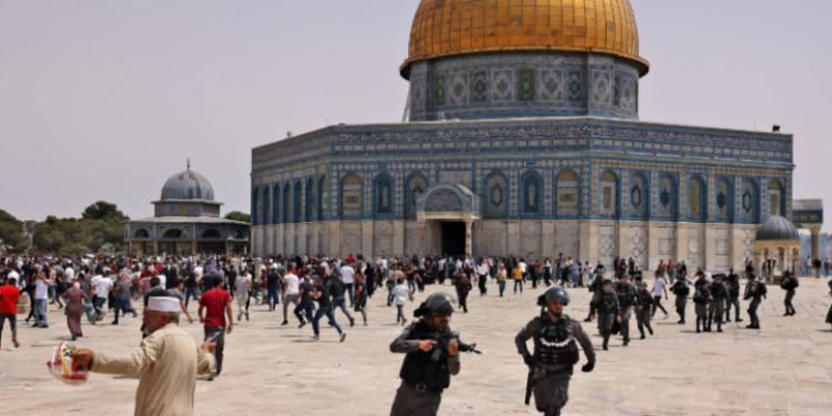 Izraeli ndalon hyrjen e mijëra palestinezëve ta falin namazin e xhumasë