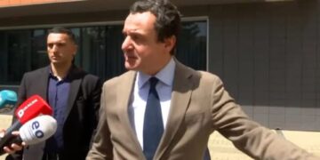 E pabesueshme: Kurti flet për media para seancës, e jep një informacion shkurt
