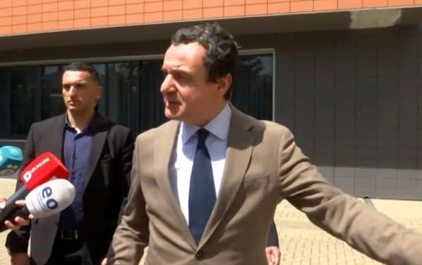 E pabesueshme: Kurti flet për media para seancës, e jep një informacion shkurt