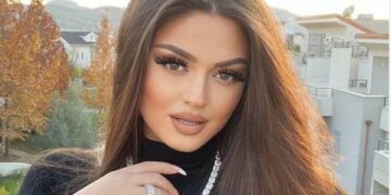 Enca ndez rrjetin, shfaqet para pishinës e ‘zhveshur’