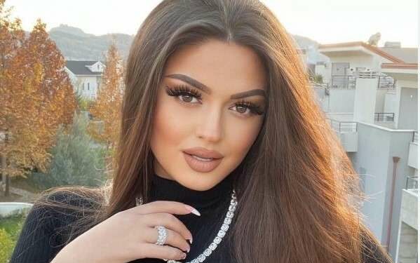 Enca ndez rrjetin, shfaqet para pishinës e ‘zhveshur’