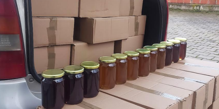 U kap me 10kg mjaltë të padeklaruar, ndalohet një person në Gllaboqicë