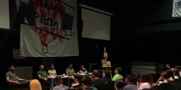 Harta e Kosovës me flamurin e Serbisë shfaqet në një panel diskutimi në Mitrovicë të Veriut, pjesëmarrës pati edhe nga Universiteti i Prishtinës