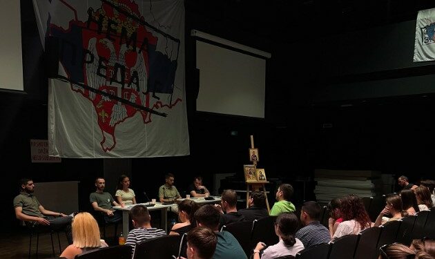 Harta e Kosovës me flamurin e Serbisë shfaqet në një panel diskutimi në Mitrovicë të Veriut, pjesëmarrës pati edhe nga Universiteti i Prishtinës