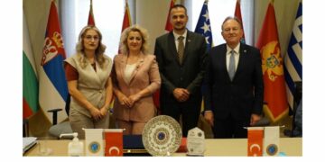 Rektori i Universitetit “Fehmi Agani”, Drilon Bunjaku pozon me flamurin e Serbisë