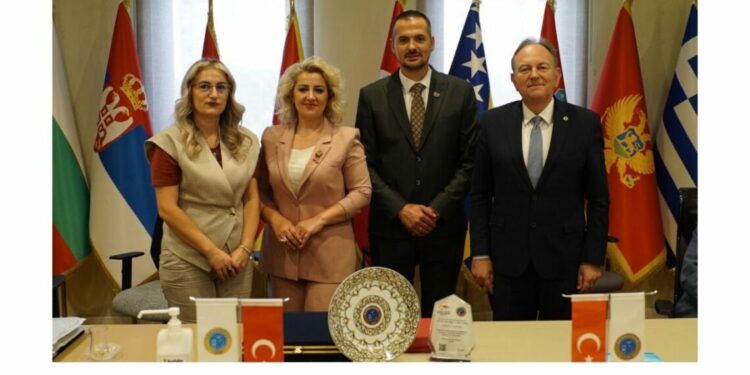 Rektori i Universitetit “Fehmi Agani”, Drilon Bunjaku pozon me flamurin e Serbisë