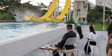 E rrallë: Koreja e Veriut hap një zonë masive turistike bregdetare, Kimi merr pjesë me të bijën