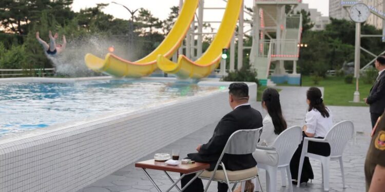 E rrallë: Koreja e Veriut hap një zonë masive turistike bregdetare, Kimi merr pjesë me të bijën