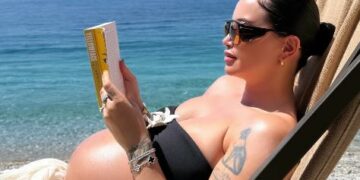 Dafina Zeqiri po shijon pushimet në Shqipëri