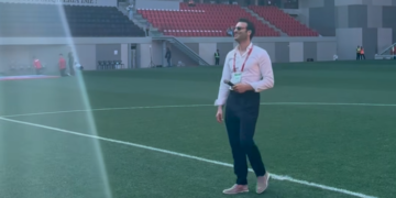 Ramë Lahaj rrenqethë me këngën e Jakup Ferrit në ”Air Albania”, dy orë para ndeshjes së madhe