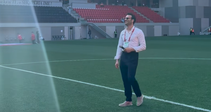 Ramë Lahaj rrenqethë me këngën e Jakup Ferrit në ”Air Albania”, dy orë para ndeshjes së madhe