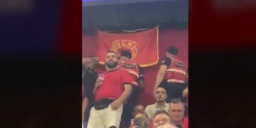 Momenti kur Policia e Shtetit e largon flamurin e UÇK-së në stadiumin “Air Albania”