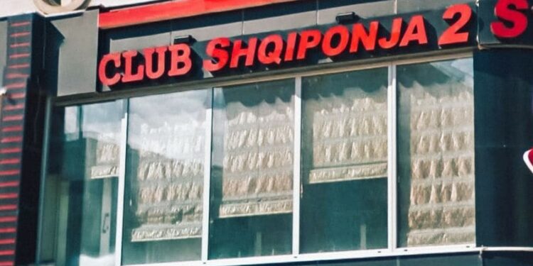 Kush është gruaja që po akuzohet për drejtim të rrjetit të prostitucionit në “Shqiponja Club”