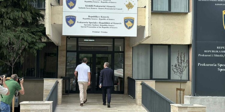 Bislimi mbërrin në Prokurorinë Speciale për t’iu përgjigjur pyetjeve për kontratën e dyshimtë