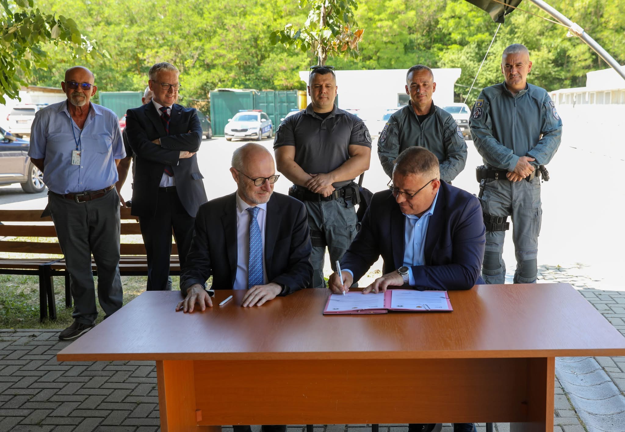 Policia e Kosovës pranon pesë automjete speciale dhe një qen zyrtar nga partnerët ndërkombëtarë