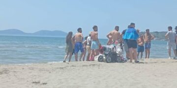 Mbytet një turist në plazhin e Vlorës