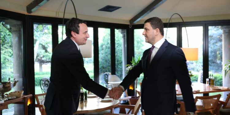 Memli Krasniqi i shkon në takim Kurtit