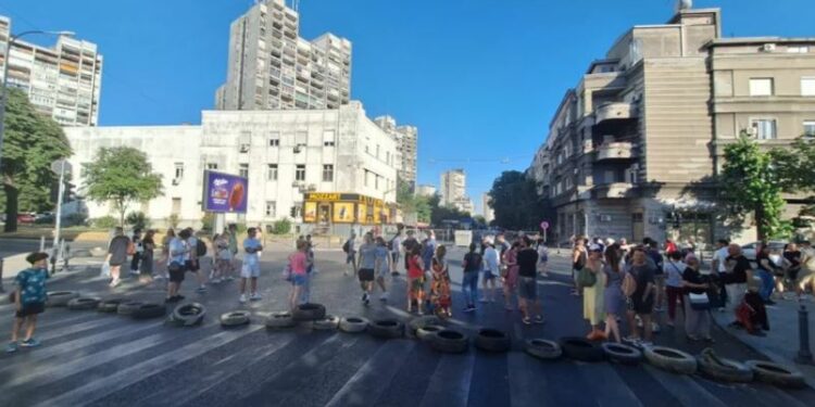 Nis heqja e barrikadave në Serbi, protestuesit kërkojnë lirimin e të ndaluarve