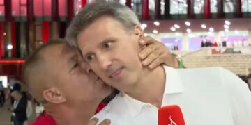 Kjo mund t’ju ketë ikur: Shqiptari puth gazetarin serb në transmetim live para stadiumit