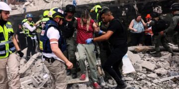 Raketat iraniane godasin Izraelin: Dëme të mëdha dhe dhjetëra të lënduar