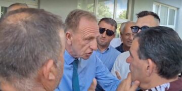 Protesta e punëtorëve të sigurimit në QKUK, Azemi: 300 persona janë në rrugë