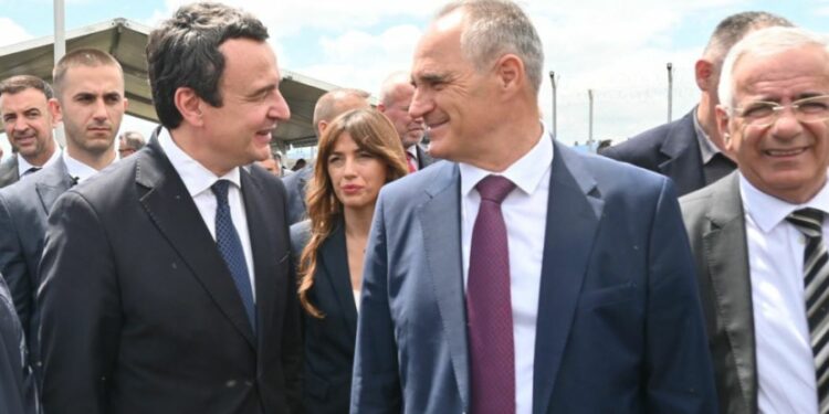 Hasani thotë se Kurti i dërgoi emisarë për t’ia kërkuar votën: E refuzova, nuk e vizitoi Gjykatën Speciale