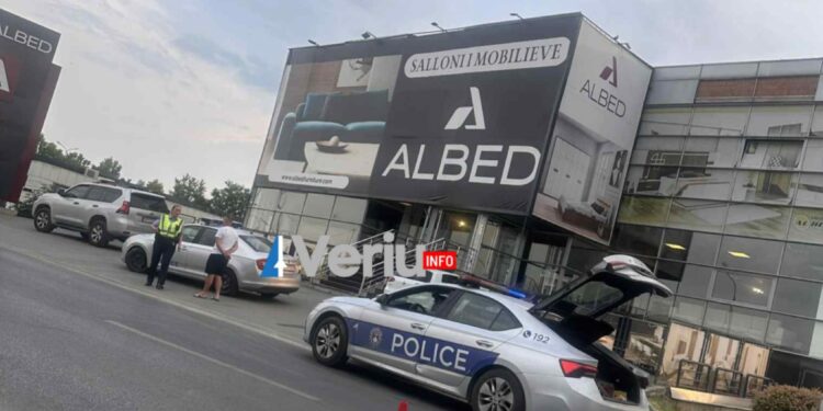 Dy persona rrahin një femër në Vushtrri, policia arrin në vendngjarje pranë “Albed” (Foto)