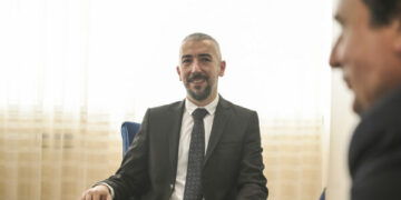Kurti viziton komunën veriore të Mitrovicës, takohet me Atiqin