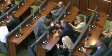 Bahtiri si “emisar” në Kuvend, nuk i ndahet Fatmir Limajt për disa minuta para nisjes së seancës