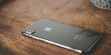 Përse ka rëndësi të ktheni telefonin me ekran poshtë