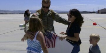 Ushtarë të Gardës së Idahos kthehen në SHBA nga misioni gati njëvjeçar në Kosovë, familjarët i presin me pankarta