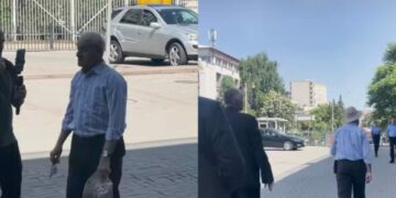 Veterani i gazetarisë Esad Dujaka afrohet t’i pershendesë gazetarët te Kuvendi, sigurimi e nxjerr jashtë duke menduar se është protestues