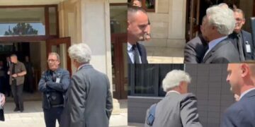 Koci dëshiron të flasë me Kurtin, por kapet nga sigurimi: Turp për të, marre i koftë (Pamje)