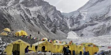 Çmimet marramendëse për ngjitjen në Everest, sa kushton për të prekur “çatinë” e botës?