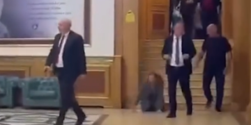 Moment i sikletshëm për deputeten e Nismës: Rrëzohet në hollin e Kuvendit/VIDEO