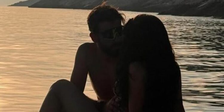 Roza Lati publikon videon e nxehtë me të dashurin