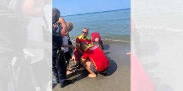 Kosovarja shpëtohet nga vrojtuesit në Shëngjin, rrezikonte të mbytej gjatë notit