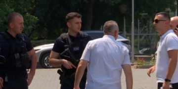 Njësia e Reagimit të Shpejt të Policisë së Kosovës arrijnë afër Kuvendit e Qeverisë