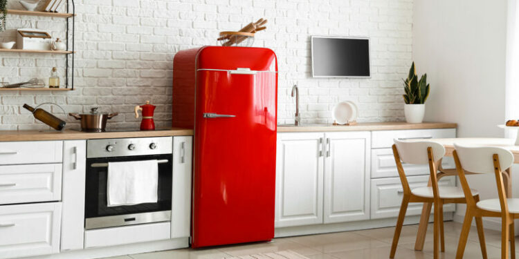 Gjërat që nuk duhet t’i mbani mbi frigorifer: Këto sende mund t’ju rrezikojnë më shumë se sa e imagjinoni