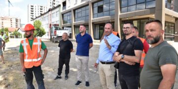 Liburn Aliu, pa parti, shkon që t’i shohë punimet e urave mbi Ibër