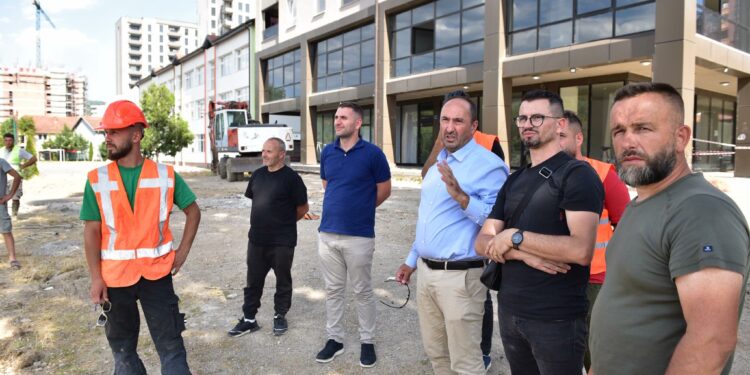 Liburn Aliu, pa parti, shkon që t’i shohë punimet e urave mbi Ibër