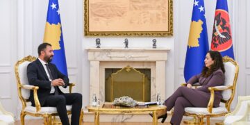 Nis takimi, presidentja Osmani pret në zyre Elbert Krasniqin