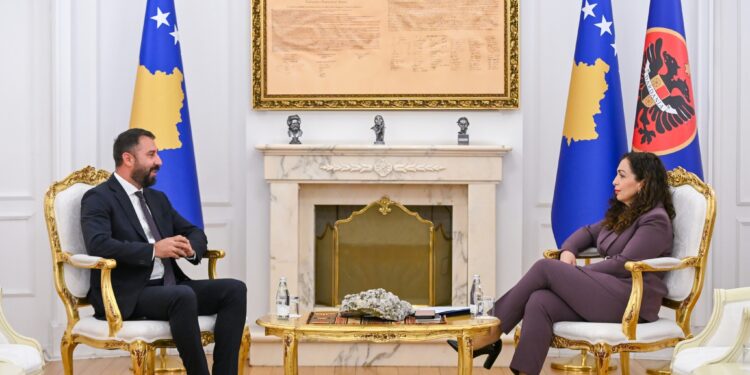 Nis takimi, presidentja Osmani pret në zyre Elbert Krasniqin